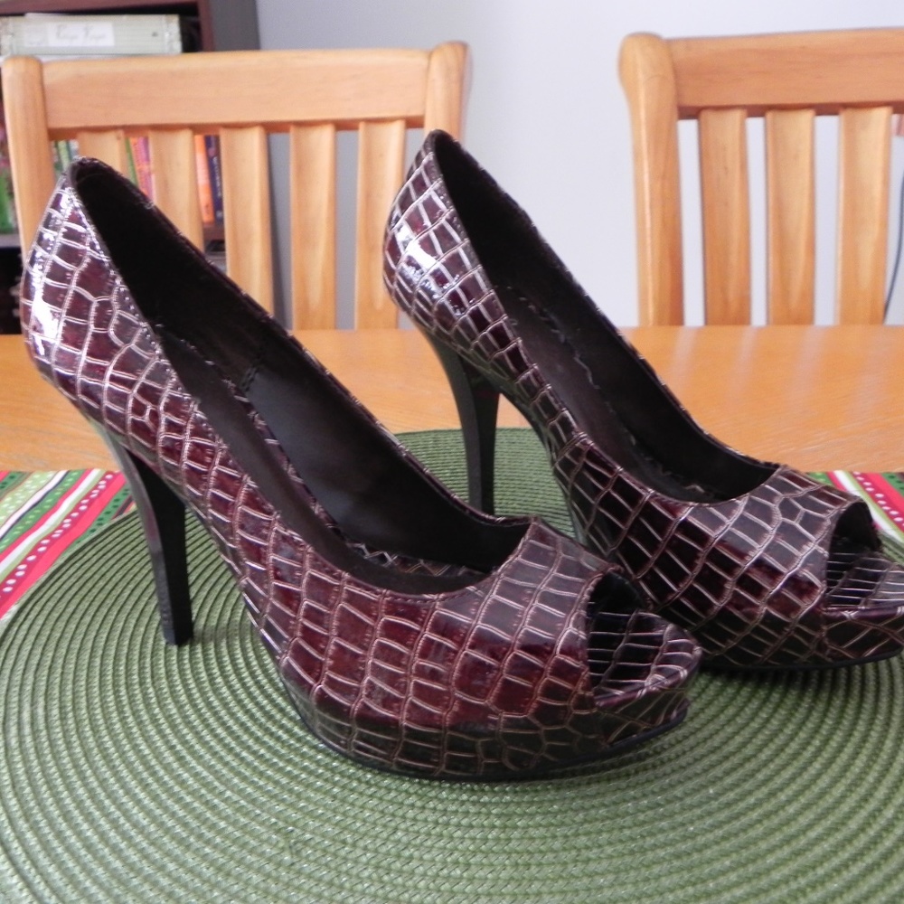 Qupid Burgundy heels